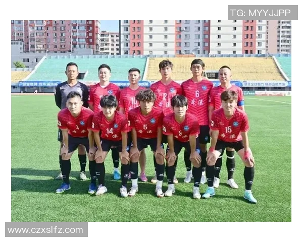 足球巨星亲临篮球俱乐部交流合作展现跨界魅力与运动精神