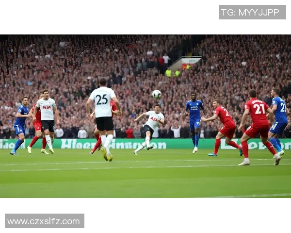 足球明星扔鞋瞬间高清照片展现运动激情与个性魅力 足球明星扔鞋瞬间高清照片展现运动激情与个性魅力